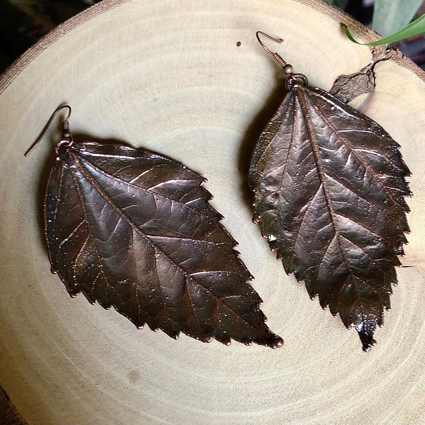 NATURAL HIBISCUS LEAF EARRINGS