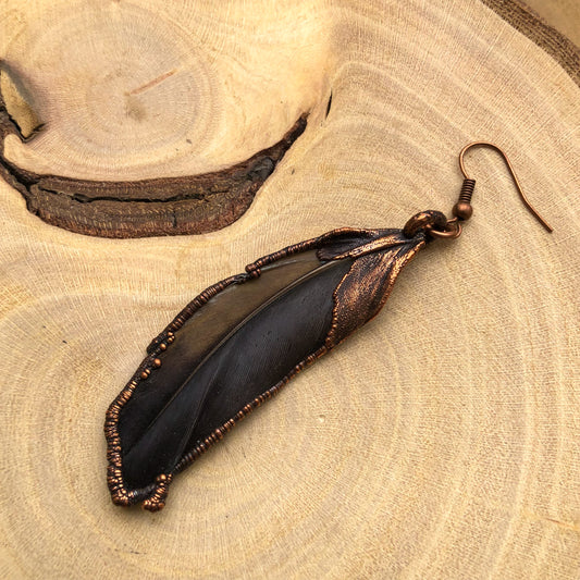 BLACK & WHITE PARROT FEATHER SINGLE EARRING