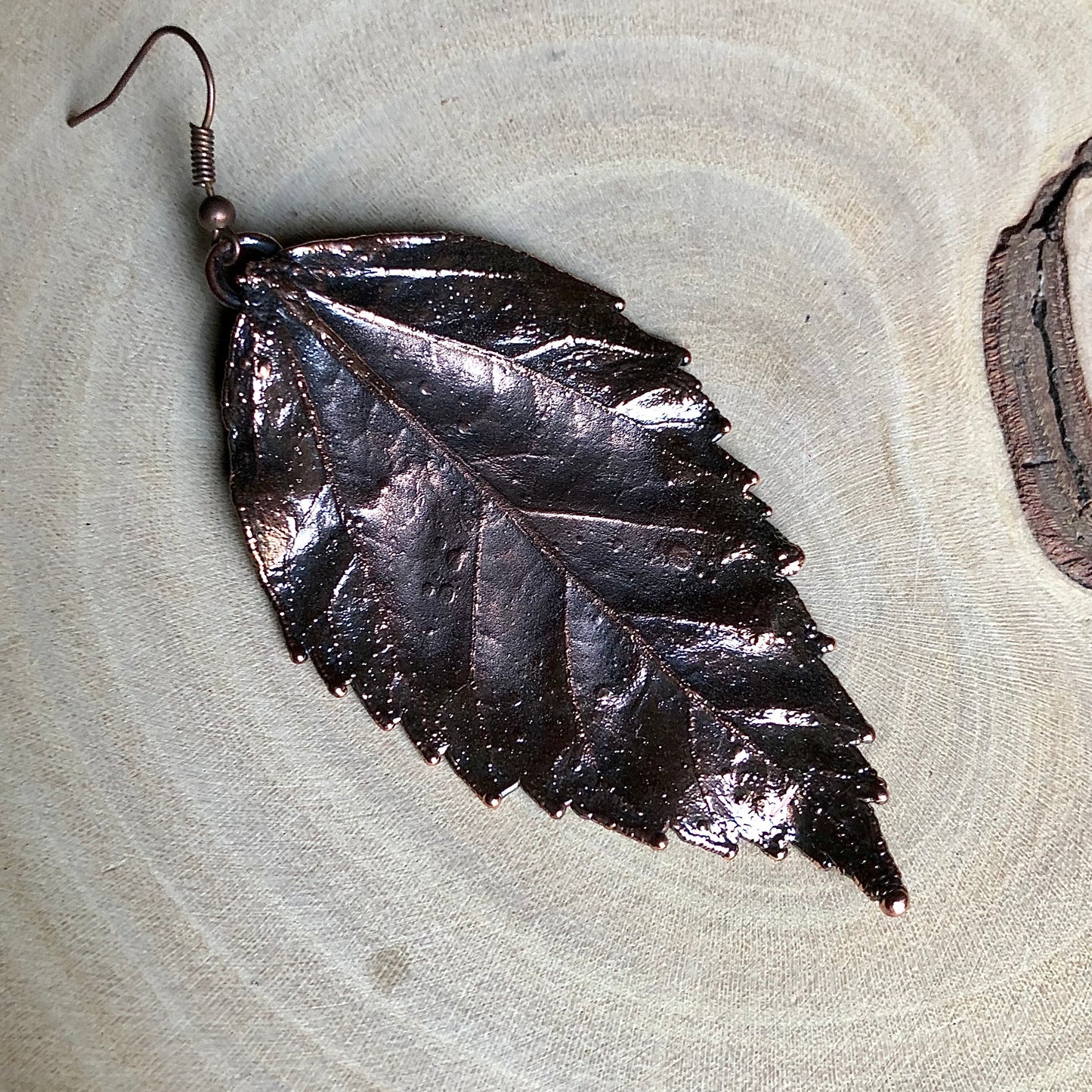 NATURAL HIBISCUS LEAF SINGLE EARRING