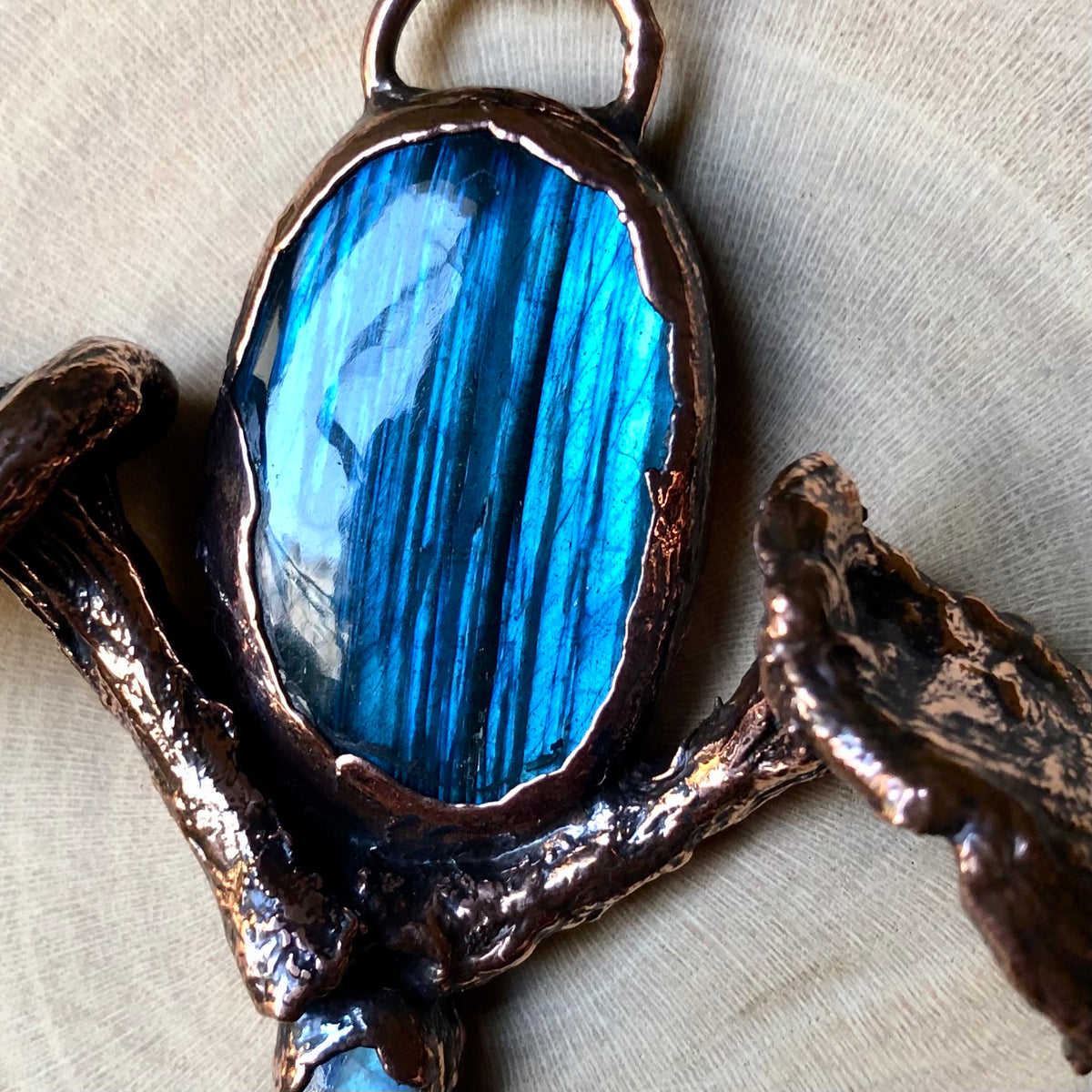 MUSHROOMS, LABRADORITE & MOONSTONE
