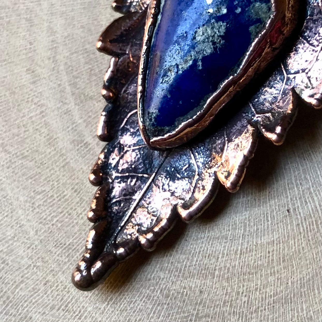 NATURAL LEAF, CARNELIAN & LAPIS LAZULI