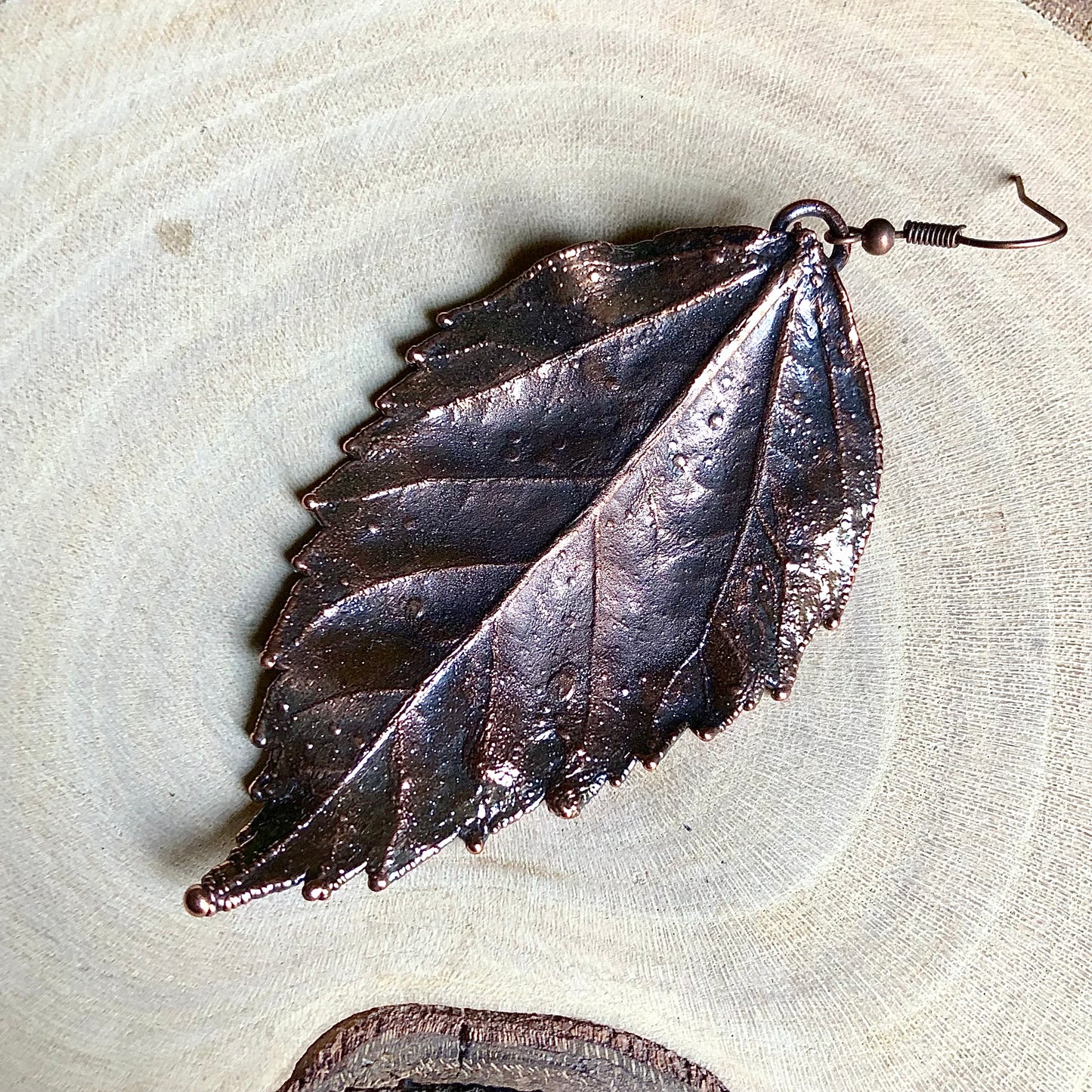 NATURAL HIBISCUS LEAF SINGLE EARRING